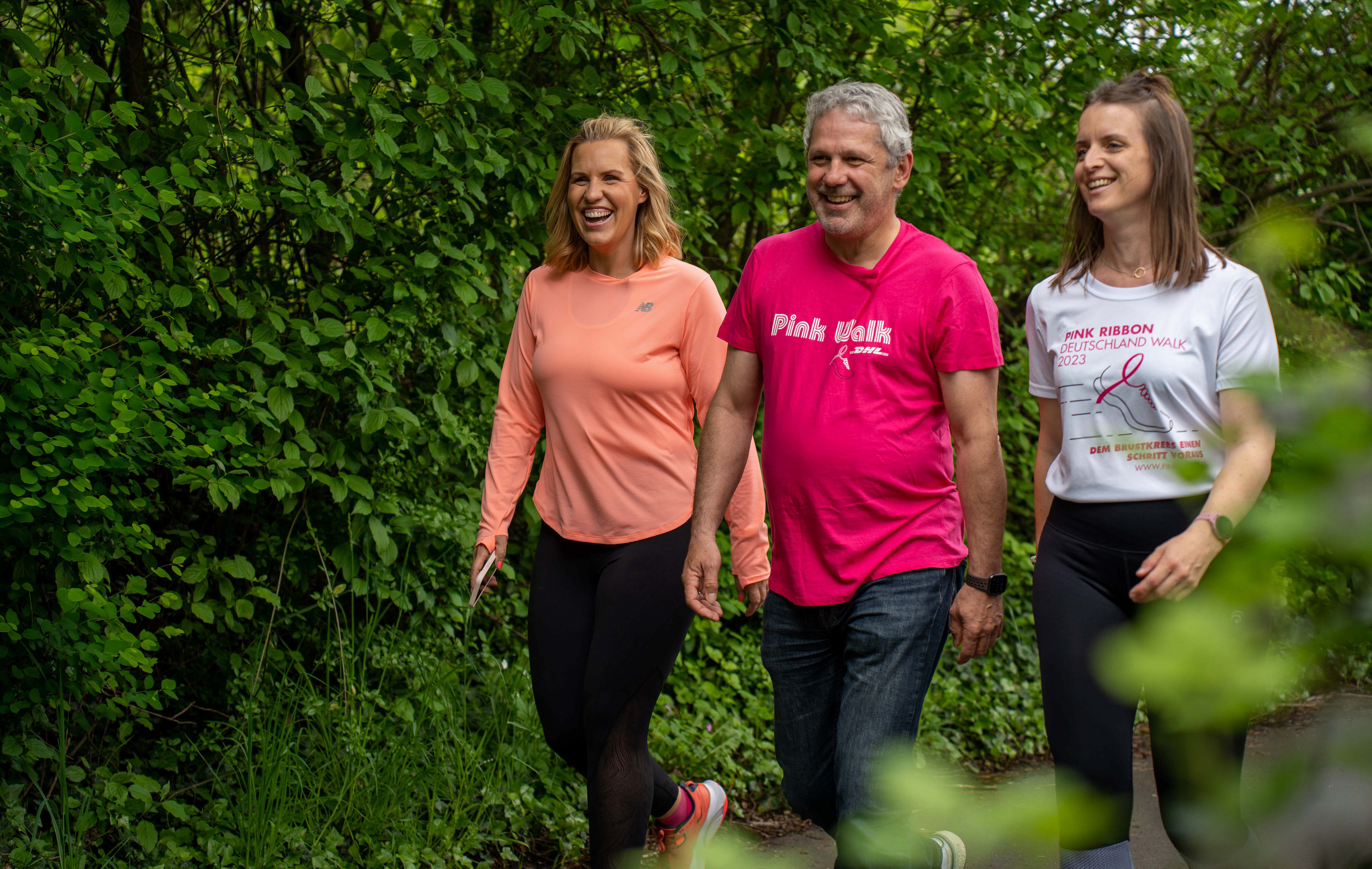 Nicole Staudinger walkt mit Markus Reckling von DHL und Katharina Dammer beim Pink Walk
